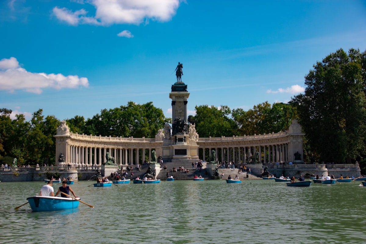 Parque del Retiro lake and Palacio de Cristal